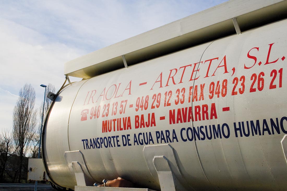 Cisterna de camión con datos de Iraola Arteta