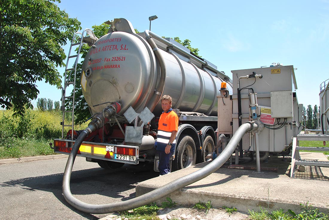 Operario de Iraola Arteta vacía camión cisterna en depósito