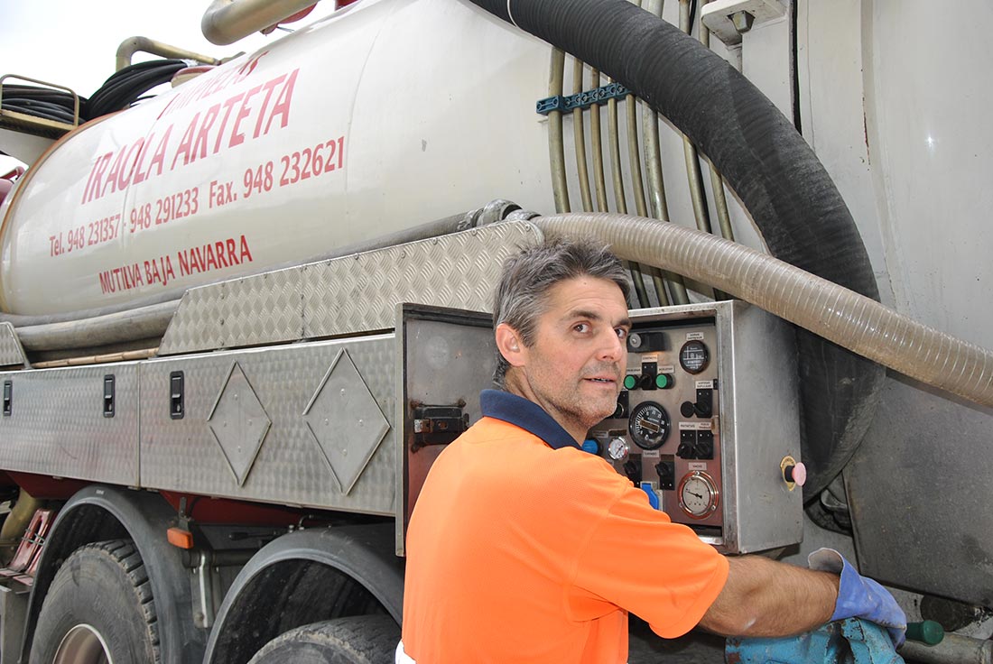 Operario manejando mandos del camión cisterna de Iraola Arteta