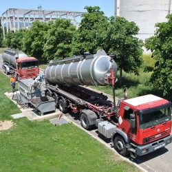 Camiones cisterna en operación de desciegue y limpieza